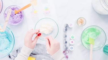 Adım adım. Unicorn Tema vanilyalı kek için gıda renklerle buzlanma buttercream boyama.