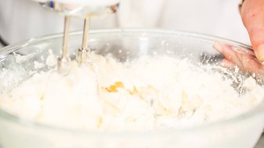 Adım adım. Buttercream frosting vanilyalı kek için karıştırma.