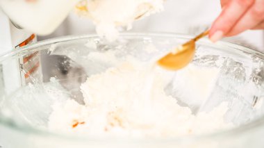 Adım adım. Buttercream frosting vanilyalı kek için karıştırma.