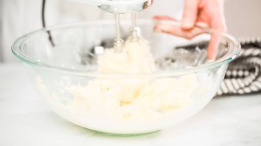 Adım adım. Buttercream frosting vanilyalı kek için karıştırma.
