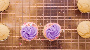 Adım adım. Tek boynuzlu at temalı vanilyalı kek gökkuşağı buttercream frosting ile dekorasyon.