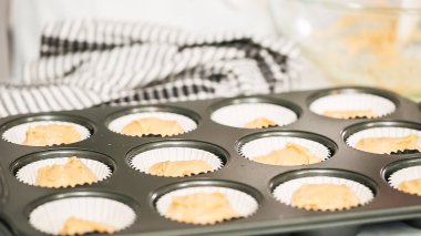 Adım adım. Metal cupcake tavada vanilyalı kek pişirme.