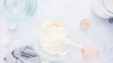 Adım adım. Buttercream frosting vanilyalı kek için karıştırma.