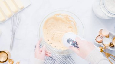 Adım adım. Vanilyalı kek için malzemeler karıştırma.