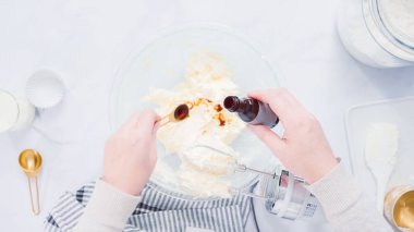 Adım adım. Buttercream frosting vanilyalı kek için karıştırma.