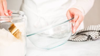 Adım adım. Vanilyalı kek için malzemeler karıştırma.