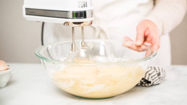 Adım adım. Vanilyalı kek için malzemeler karıştırma.