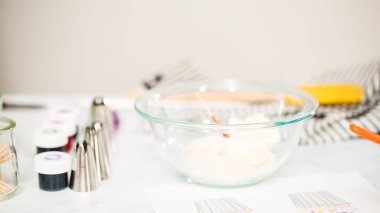 Adım adım. Unicorn Tema vanilyalı kek için gıda renklerle buzlanma buttercream boyama.