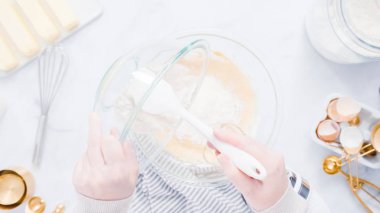 Adım adım. Vanilyalı kek için malzemeler karıştırma.