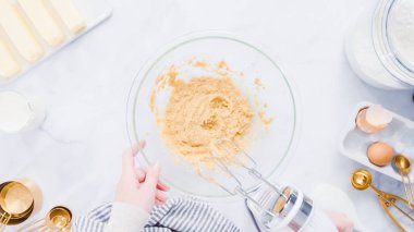 Adım adım. Vanilyalı kek için malzemeler karıştırma.