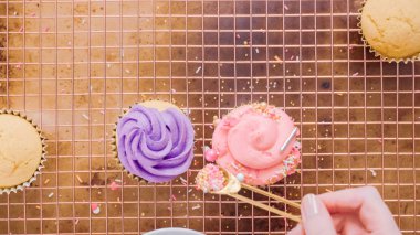 Adım adım. Tek boynuzlu at temalı vanilyalı kek gökkuşağı buttercream frosting ile dekorasyon.