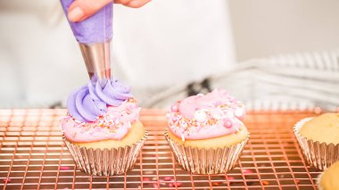 Adım adım. Tek boynuzlu at temalı vanilyalı kek gökkuşağı buttercream frosting ile dekorasyon.