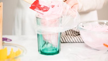 Adım adım. Boru Çantalar renkli buttercream frosting unicorn Tema vanilyalı kek süslemeleri için hazırlanıyor.