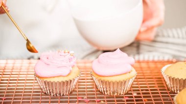 Adım adım. Tek boynuzlu at temalı vanilyalı kek gökkuşağı buttercream frosting ile dekorasyon.