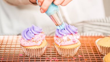 Adım adım. Tek boynuzlu at temalı vanilyalı kek gökkuşağı buttercream frosting ile dekorasyon.