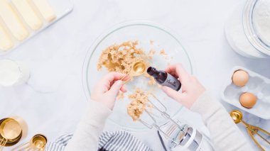 Adım adım. Vanilyalı kek için malzemeler karıştırma.