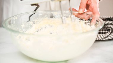 Adım adım. Buttercream frosting vanilyalı kek için karıştırma.