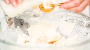 Adım adım. Buttercream frosting vanilyalı kek için karıştırma.