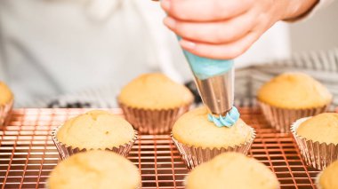 Adım adım. Tek boynuzlu at temalı vanilyalı kek gökkuşağı buttercream frosting ile dekorasyon.