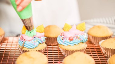 Adım adım. Tek boynuzlu at temalı vanilyalı kek gökkuşağı buttercream frosting ile dekorasyon.