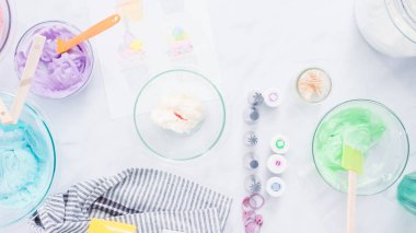 Adım adım. Unicorn Tema vanilyalı kek için gıda renklerle buzlanma buttercream boyama.