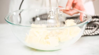 Adım adım. Buttercream frosting vanilyalı kek için karıştırma.