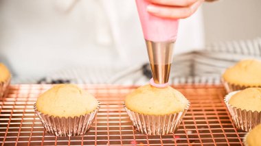 Adım adım. Tek boynuzlu at temalı vanilyalı kek gökkuşağı buttercream frosting ile dekorasyon.
