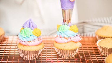 Adım adım. Tek boynuzlu at temalı vanilyalı kek gökkuşağı buttercream frosting ile dekorasyon.