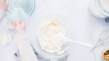 Adım adım. Buttercream frosting vanilyalı kek için karıştırma.