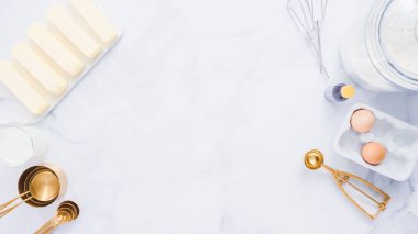 Adım adım. Vanilyalı kek için malzemeler karıştırma.