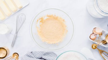 Adım adım. Vanilyalı kek için malzemeler karıştırma.