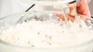 Adım adım. Buttercream frosting vanilyalı kek için karıştırma.