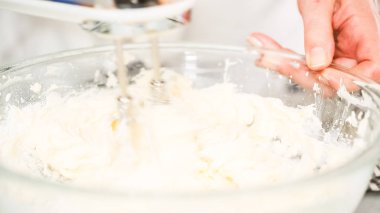 Adım adım. Buttercream frosting vanilyalı kek için karıştırma.