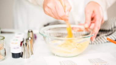 Adım adım. Unicorn Tema vanilyalı kek için gıda renklerle buzlanma buttercream boyama.