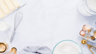 Adım adım. Vanilyalı kek için malzemeler karıştırma.