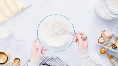 Adım adım. Vanilyalı kek için malzemeler karıştırma.