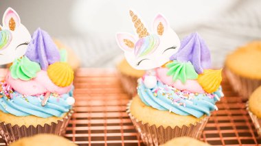 Adım adım. Tek boynuzlu at temalı vanilyalı kek gökkuşağı buttercream frosting ile dekorasyon.