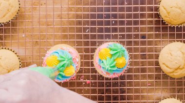 Adım adım. Tek boynuzlu at temalı vanilyalı kek gökkuşağı buttercream frosting ile dekorasyon.