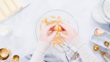 Adım adım. Vanilyalı kek için malzemeler karıştırma.