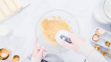 Adım adım. Vanilyalı kek için malzemeler karıştırma.