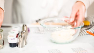 Adım adım. Unicorn Tema vanilyalı kek için gıda renklerle buzlanma buttercream boyama.