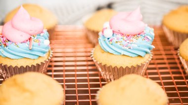 Adım adım. Tek boynuzlu at temalı vanilyalı kek gökkuşağı buttercream frosting ile dekorasyon.