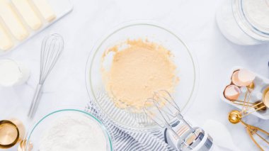 Adım adım. Vanilyalı kek için malzemeler karıştırma.