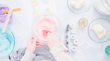 Adım adım. Unicorn Tema vanilyalı kek için gıda renklerle buzlanma buttercream boyama.