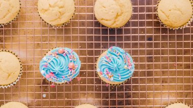 Adım adım. Tek boynuzlu at temalı vanilyalı kek gökkuşağı buttercream frosting ile dekorasyon.