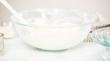Adım adım. Buttercream frosting vanilyalı kek için karıştırma.
