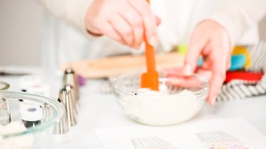 Adım adım. Unicorn Tema vanilyalı kek için gıda renklerle buzlanma buttercream boyama.