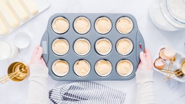 Adım adım. Metal cupcake tavada vanilyalı kek pişirme.