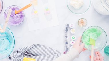 Adım adım. Unicorn Tema vanilyalı kek için gıda renklerle buzlanma buttercream boyama.