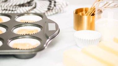 Adım adım. Metal cupcake tavada vanilyalı kek pişirme.